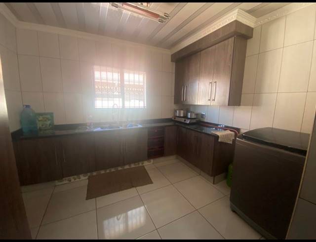 5 BEDROOM HOUSE FOR SALE IN AERORAND